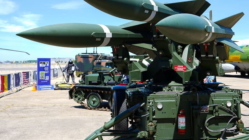 El costo de cada misil Hawk es de aproximadamente 233.000 euros, y cada batería está formada por tres unidades.