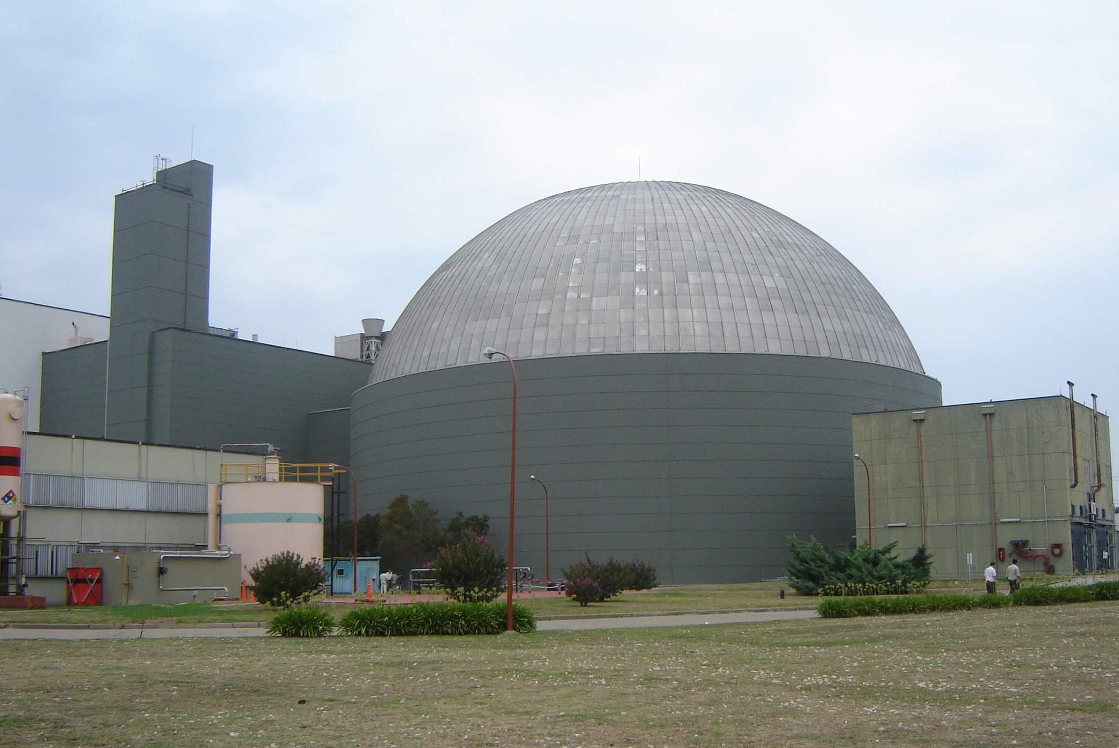 Despidos en un área estratégica nuclear: operativo de Gendarmería y denuncias de vaciamiento