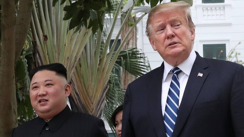 Donald Trump y el líder norcoreano Kim Jong Un en el jardín del hotel Metropole durante la cumbre en Hanoi