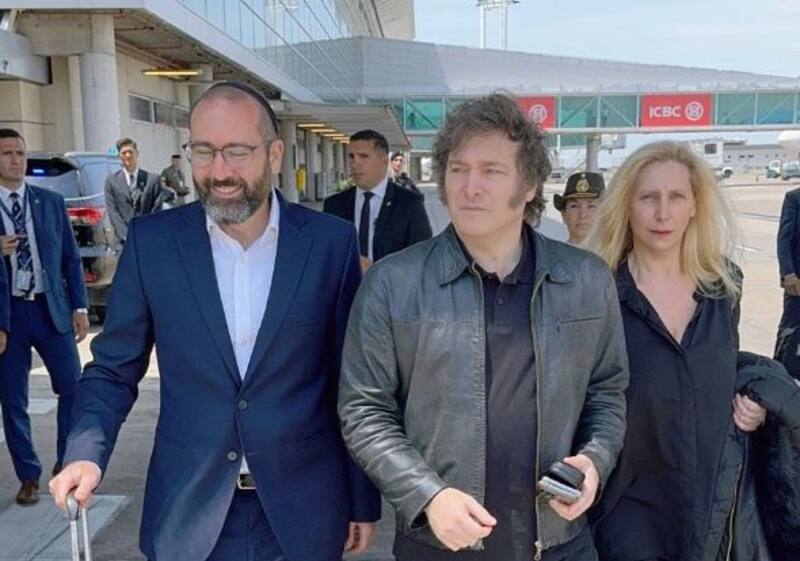 Axel Wahnish, Javier Milei y Karina Milei antes de arribar al vuelo de línea de ITA Airways.