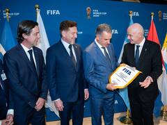 Orsi y el presidente de la FIFA analizaron el financiamiento de obras del Estadio Centenario