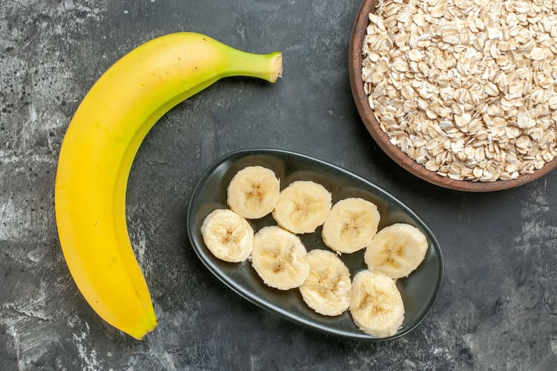 La avena proporciona energía sostenida gracias a sus carbohidratos complejos, y la banana es una fuente de potasio. (Foto: Freepik)