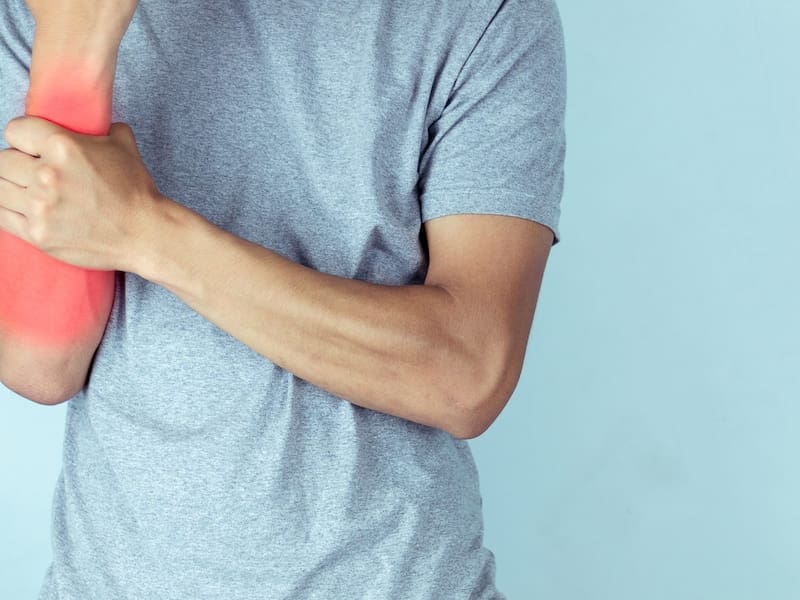 El síndrome se manifiesta por medio de un dolor de características mixtas, con predominio del componente neuropático, que puede durar desde horas a varias semanas.