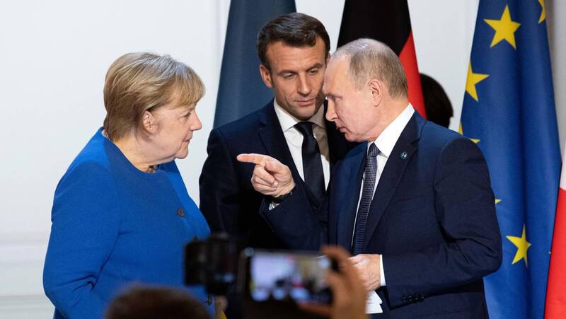 Postales de otro tiempo: la excanciller alemana Ángela Merkel y el frances Emmanuel Macron, en diálogo con Putin.