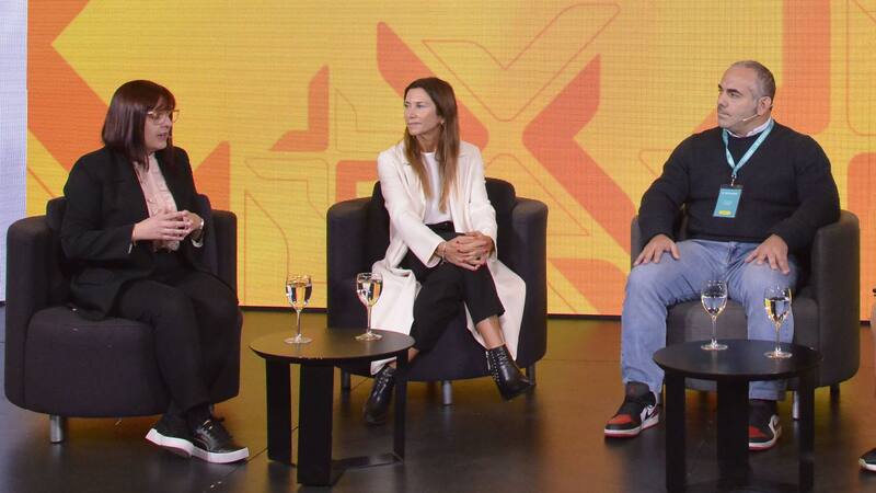 Adriana Biancheri, de Carrefour; Vanina De Martino, de CCU, y Santiago Tsin, de PedidosYA