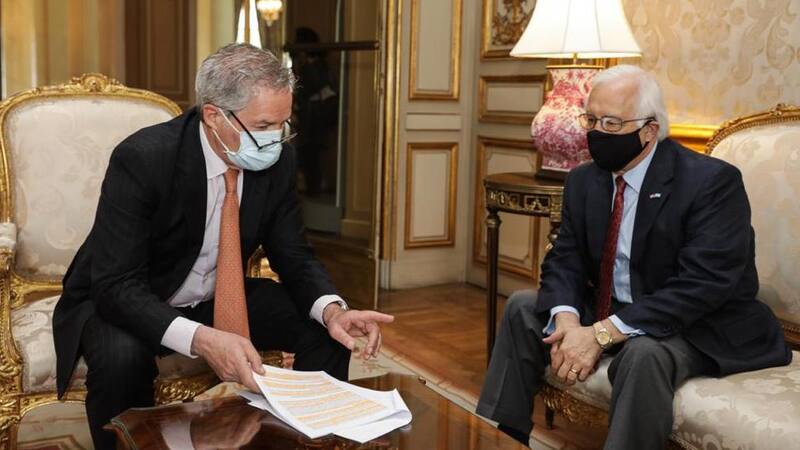 Solá visitó la embajada norteamericana y allí se entrevistó con el embajador de Trump.