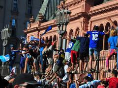 Como en la cancha: una multitud fervorosa desbordó la Rosada para el accidentado adiós a Diego