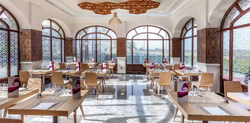 La oferta gastronómica incluye un precioso restaurante y una gran terraza para tomar aperitivos junto a la piscina. (Foto: Hotel Barceló Isla Canela)