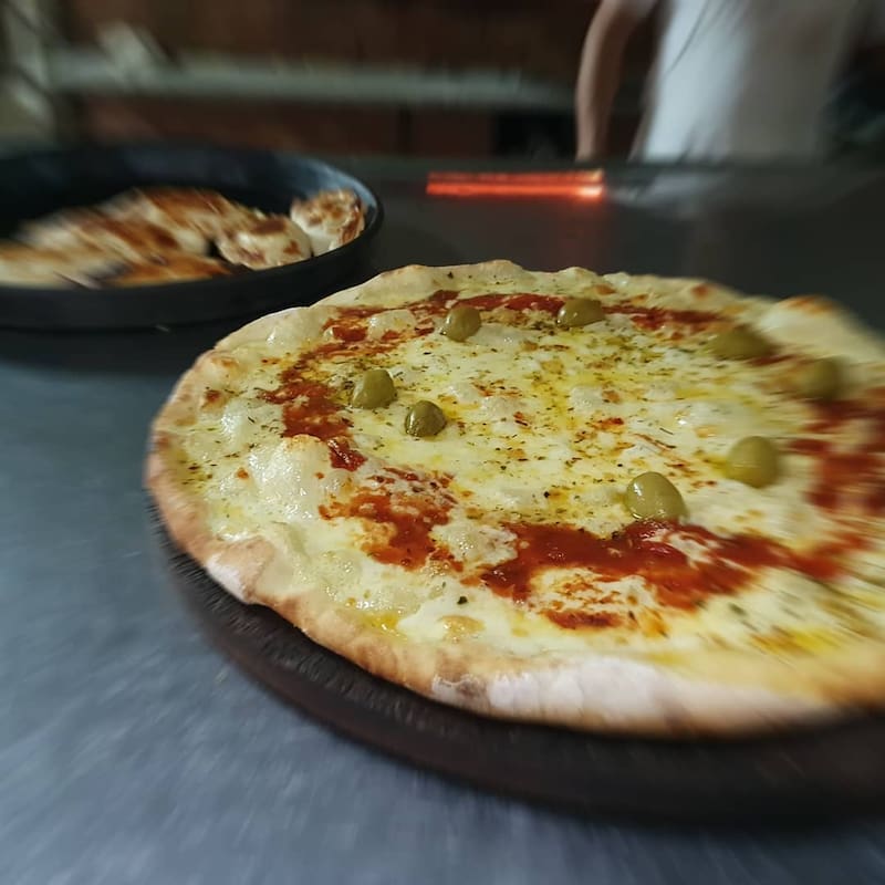 Si visitás El Mazacote no te podés perder la pizza clásica. (Foto: Instagram @emazacote)