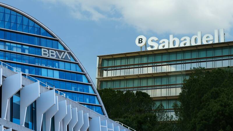 La CNMV recibe denuncias cruzadas de BBVA y Sabadell: qué dicen ambos sobre la OPA.
