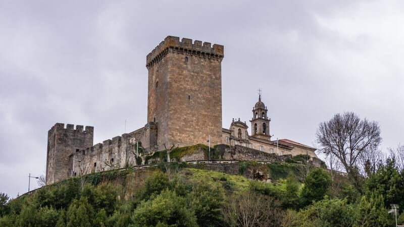 Escapadas: el pueblo rodeado de castillos y palacios que está a menos de 2 horas de La Coruña.