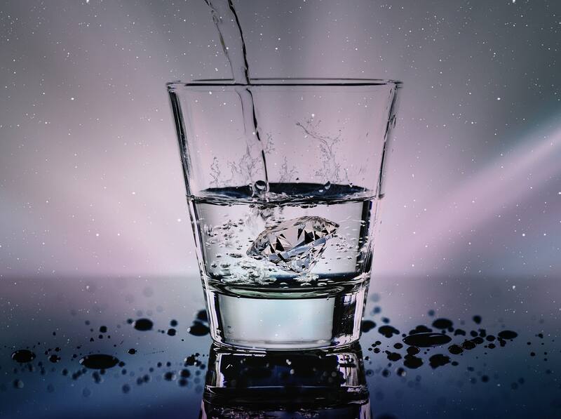 Para este ritual solo necesitas un vaso de agua con sal. (Foto: Pixabay)