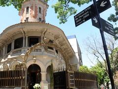 Es la única casa completamente redonda de la Ciudad, fue diseñada por el arquitecto del Palacio Barolo y esconde historias de muertes y fantasmas