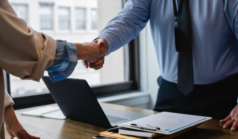 Falta de conocimiento práctico en situaciones laborales es uno de los desafíos de tomar personal sin experiencia laboral.