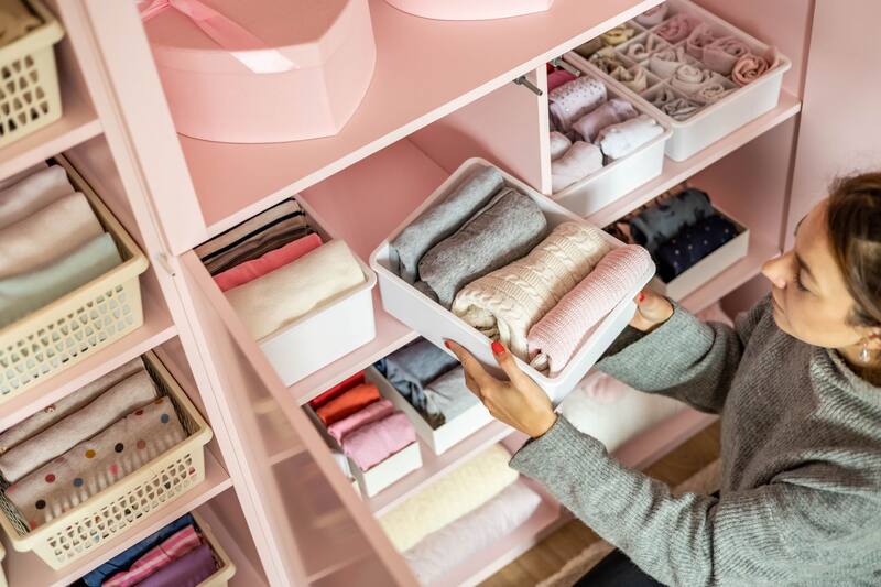 Marie Kondo insta a quienes busquen ordenar su casa a darle lugares específicos a todos sus objetos.