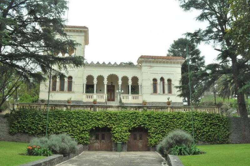 Castillo Monserrat, a 30 km de Córdoba capital