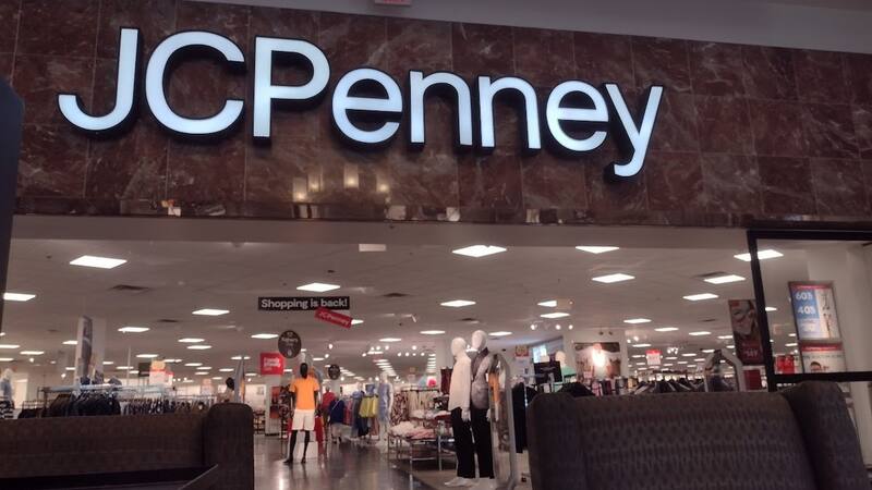 JCPenney continúa ajustando su operación para adaptarse a los desafíos actuales del sector minorista.