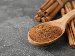 Luna Nueva en Acuario: ¿cómo hacer este ritual con canela para manifestar abundancia este 2025?