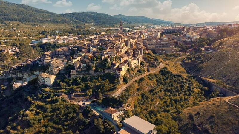 Es uno de los pueblitos más bellos de España y queda a menos de 1 hora de Valencia: disfruta de sus acantilados, cuevas y sus increíbles miradores.