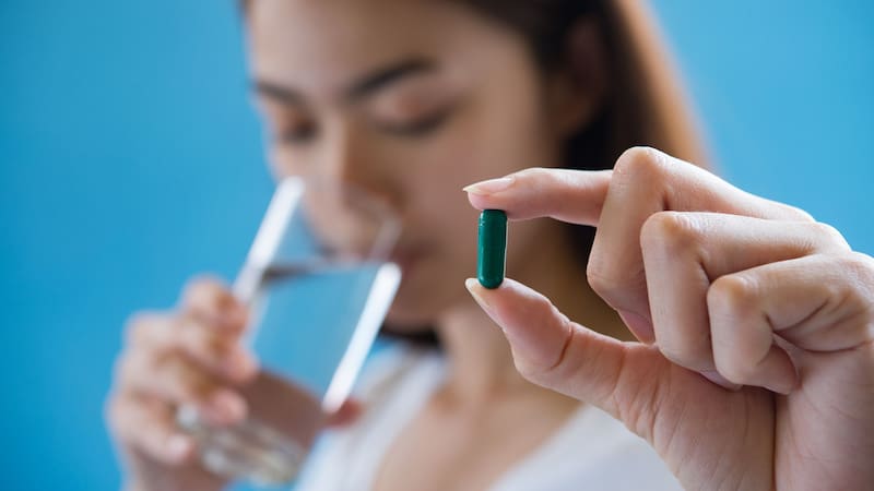 La vitamina D es esencial para la absorción de calcio, lo que contribuye a mantener huesos fuertes y saludables, ayudando a prevenir condiciones como la osteoporosis.