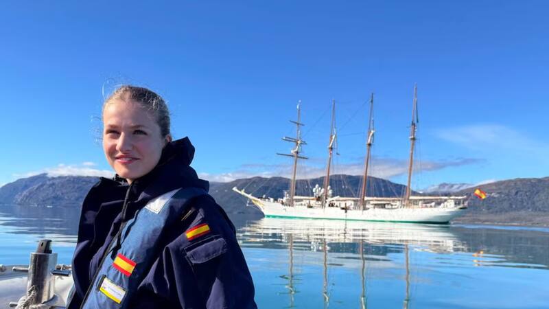 Preocupación en la Casa Real | El Rey Felipe VI frena la evacuación de la princesa Leonor en el Elcano pese a la insistencia de la reina Letizia.