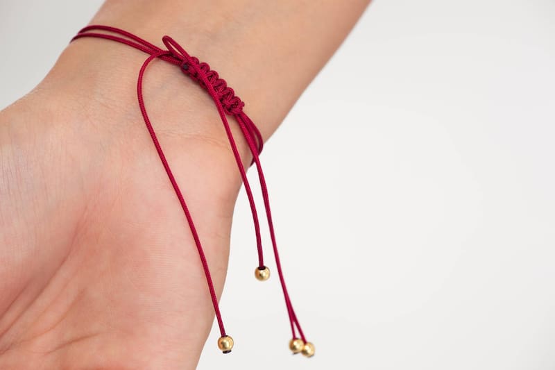 La protección contra el mal de ojo a veces incluye el uso de cintas rojas. (Fuente: Shutterstock)