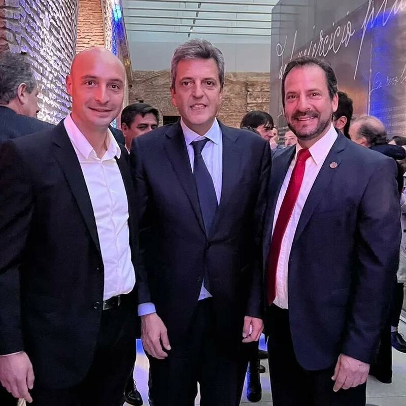 El secretario de Economía del Conocimiento, Ariel Sujarchuk, a la derecha de Sergio Massa.