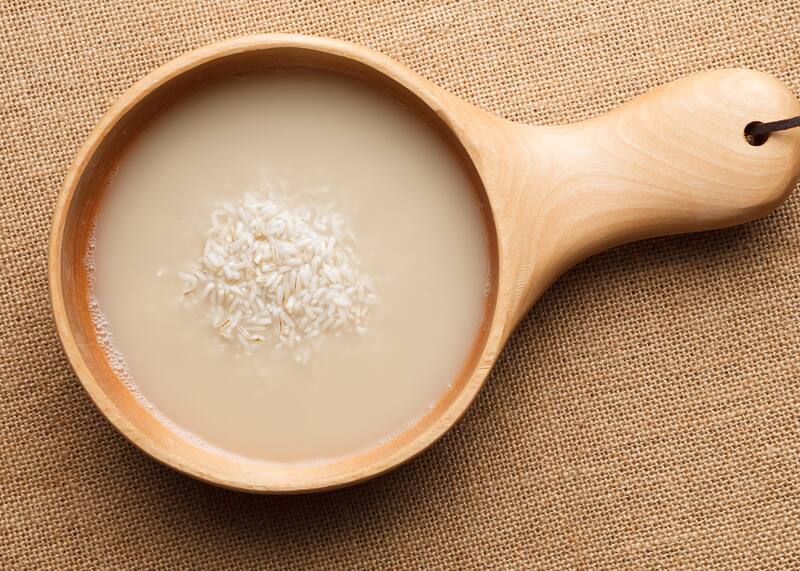 Los beneficios del uso de agua de arroz en el cabello. Fuente: Shutterstock.