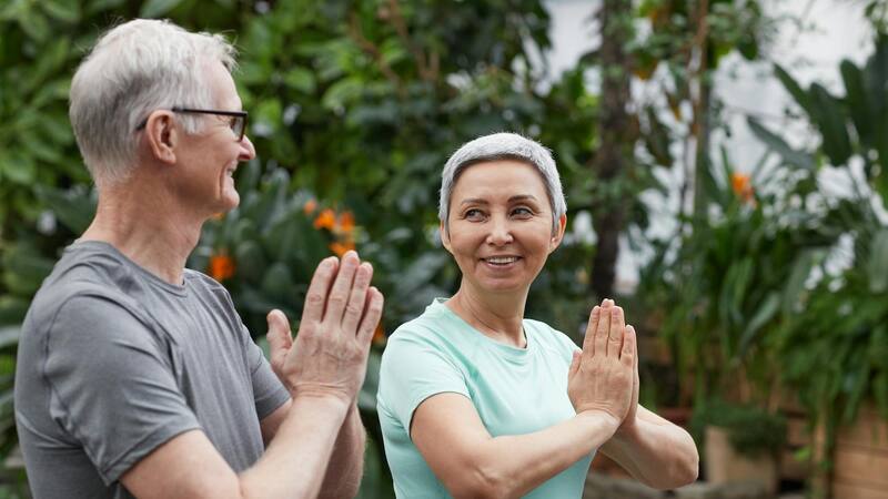 La práctica regular de yoga puede mejorar la flexibilidad y el equilibrio en personas mayores de 50 años.