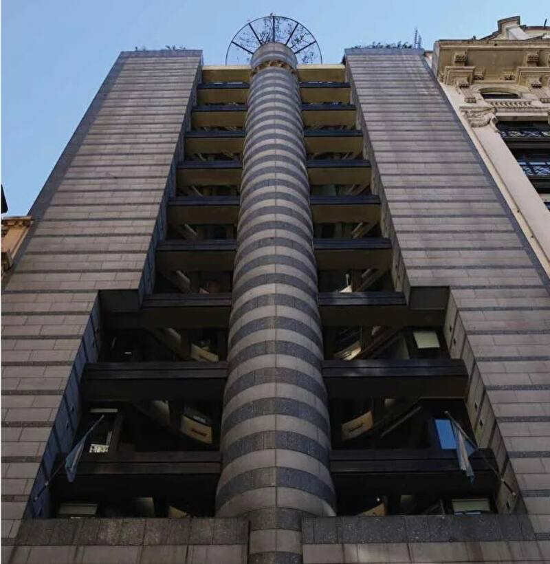 El edificio fue construido por el arquitecto suizo Mario Botta