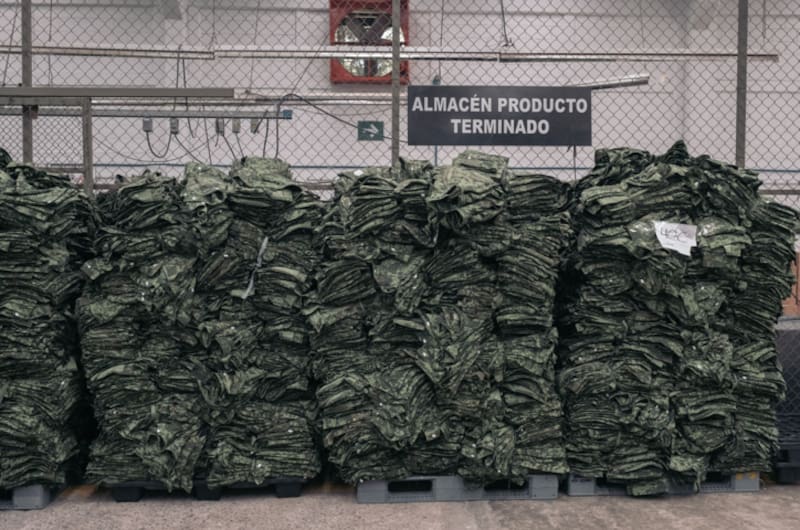 Depósito de ropa militar en México - Bloomberg