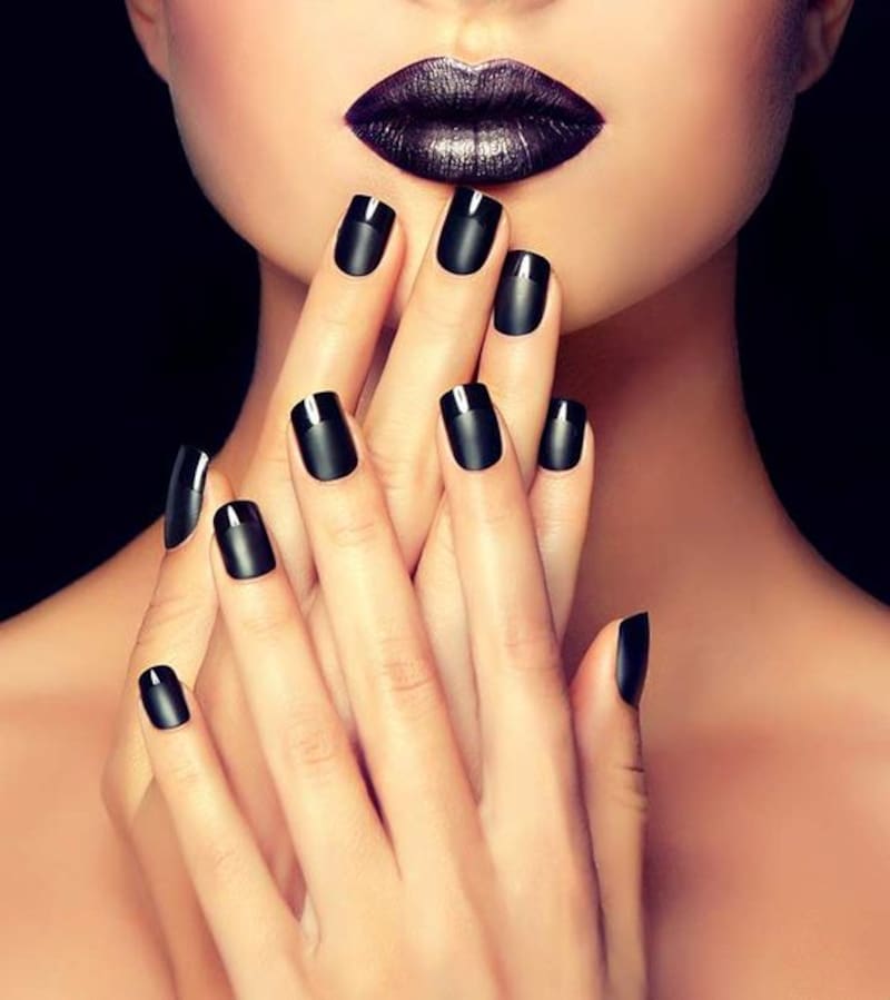 Uñas negras. Fuente: Pinterest.