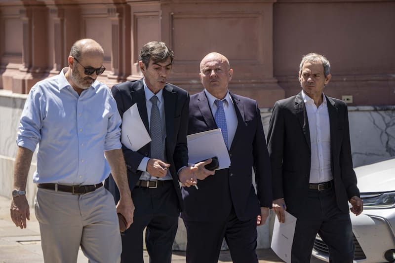 Federico Sturzenegger, Eduardo Rodríguez Chirillo y Lucas Llach, los principales articuladores gestores del DNU