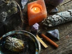 Ritual con hojas de laurel curadas con palo santo para atraer dinero y abundancia
