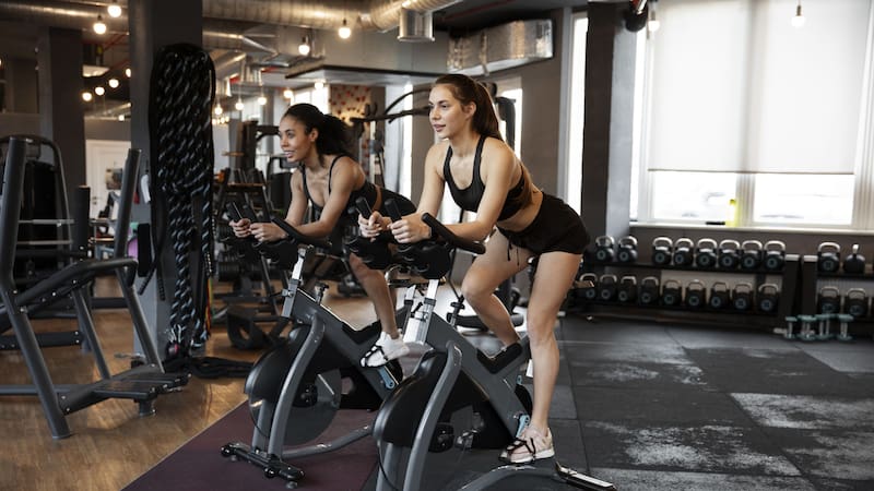 Estos 5 ejercicios en bicicleta fija te ayudarán a lograr tus objetivos fitness.
