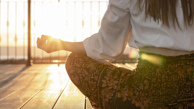 Conocé cómo hacer el ritual para atraer buenas energías a tu día.