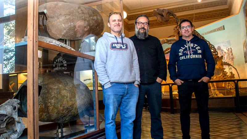 <div class="migrated-promo-image__description"><div class="migrated-promo-image__source">Fuente: Martín de los Reyes, Mariano Del Papa y Miguel Delgado junto a un ejemplar de Neoesclerocalyptus que se exhibe en el Museo de La Plata. Fotos: CONICET Fotografía/R. Baridón.</div></div>