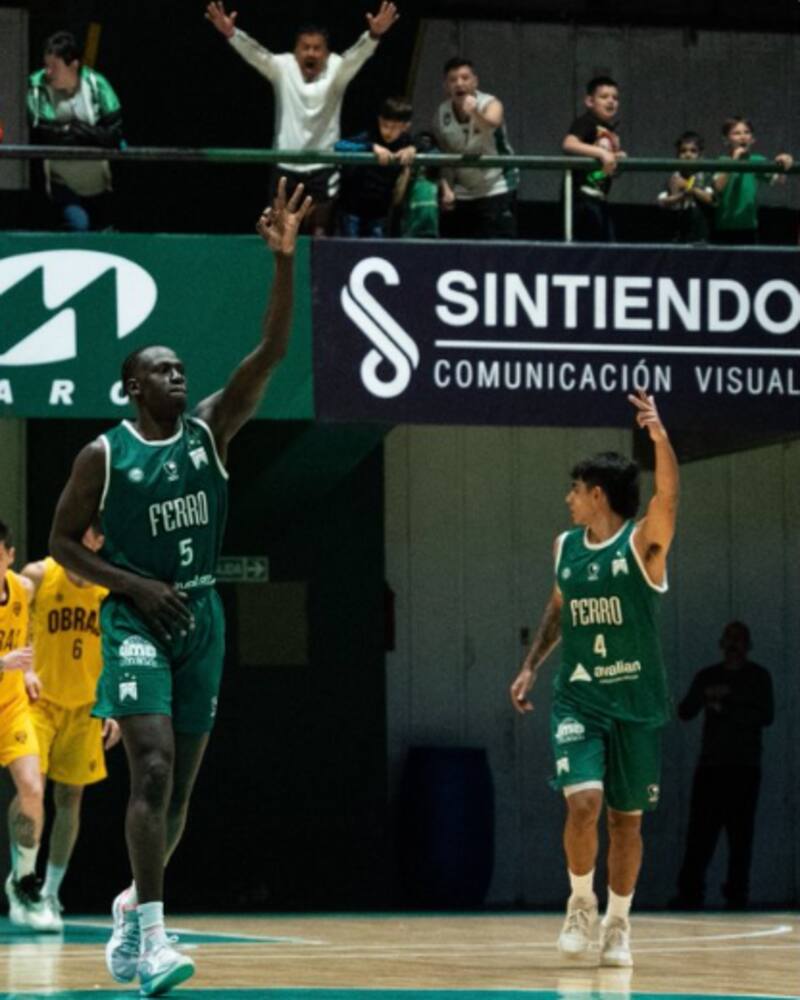 El estadounidense Mogga Lado festeja un triple para Ferro en el clásico porteño ante Obras. (Foto: Prensa Ferro)
