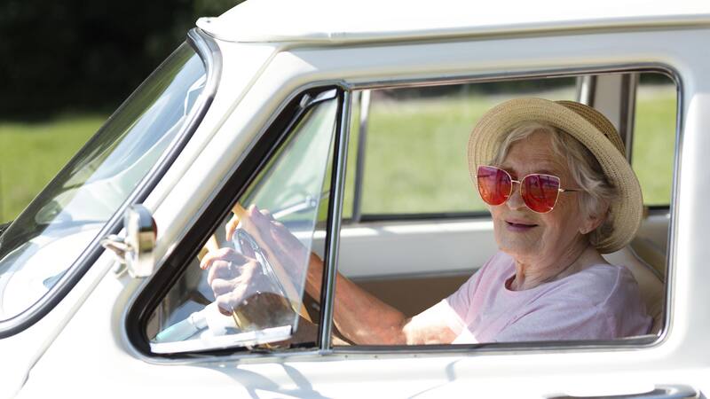 La DGT y las asociaciones de jubilados colaboran en un plan de movilidad segura para mayores de 65 años.