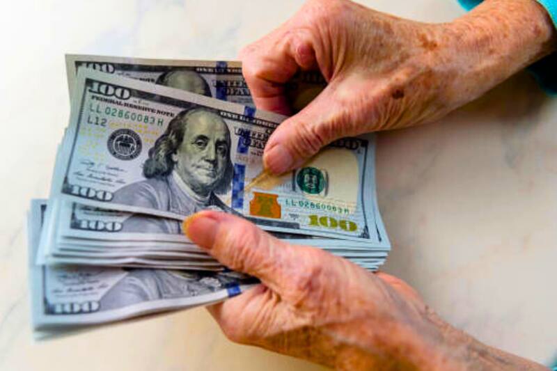 Billetes de dólar estadounidense. Los expertos recomiendan aprovechar septiembre y octubre antes del repunte esperado en noviembre y diciembre. (Imagen: archivo)