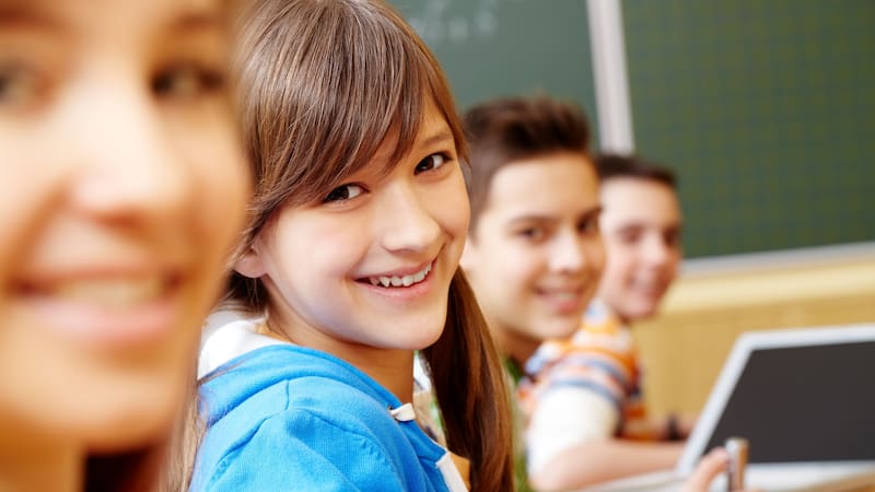 La Beca Benito Juárez ofrece apoyo económico bimestral a estudiantes de bajos recursos en México.