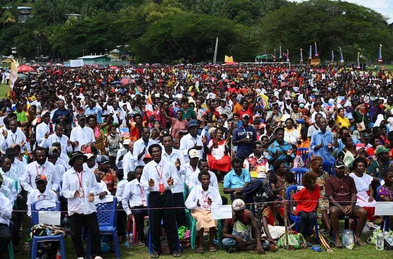 Una gran multitud se reunió para escuchar el sermón del sumo pontífice en Papúa Nueva Guinea.