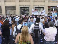 Caída del empleo y deterioro salarial, razones del desafío sindical a Macri