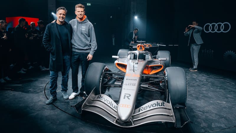 Gastón Taratuta, CEO de Aleph, junto al piloto Nico Hulkenberg y el nuevo auto de Audi.