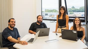 Argentinos crearon una IA para negocios: atiende 24/7 por WhatsApp y ya gestiona miles de operaciones
