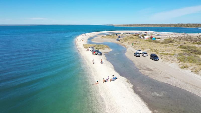 La mejor manera de llegar es viajar hasta San Antonio Este por la ruta 3 y luego, en el tramo final, empalmar con la Ruta Provincial 1.