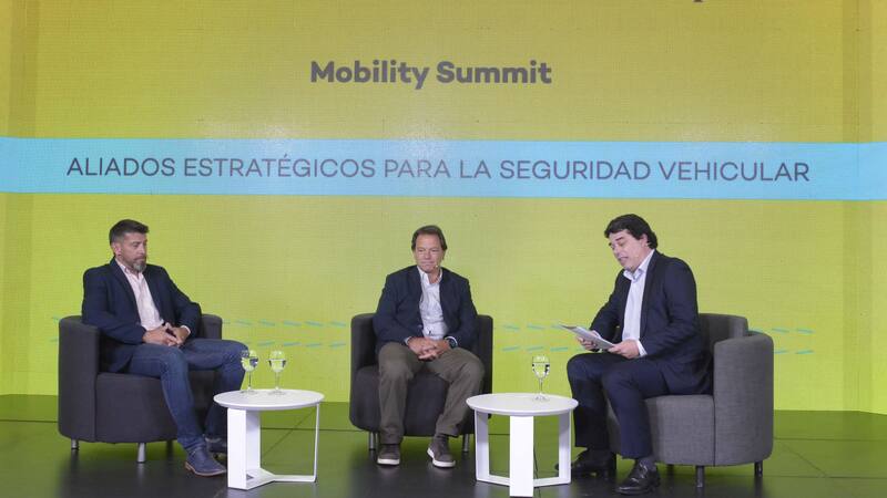 Mauricio Fernández (Ituran) y Gastón Schisano (BBVA Seguros), junto a Walter Brown (El Cronista)