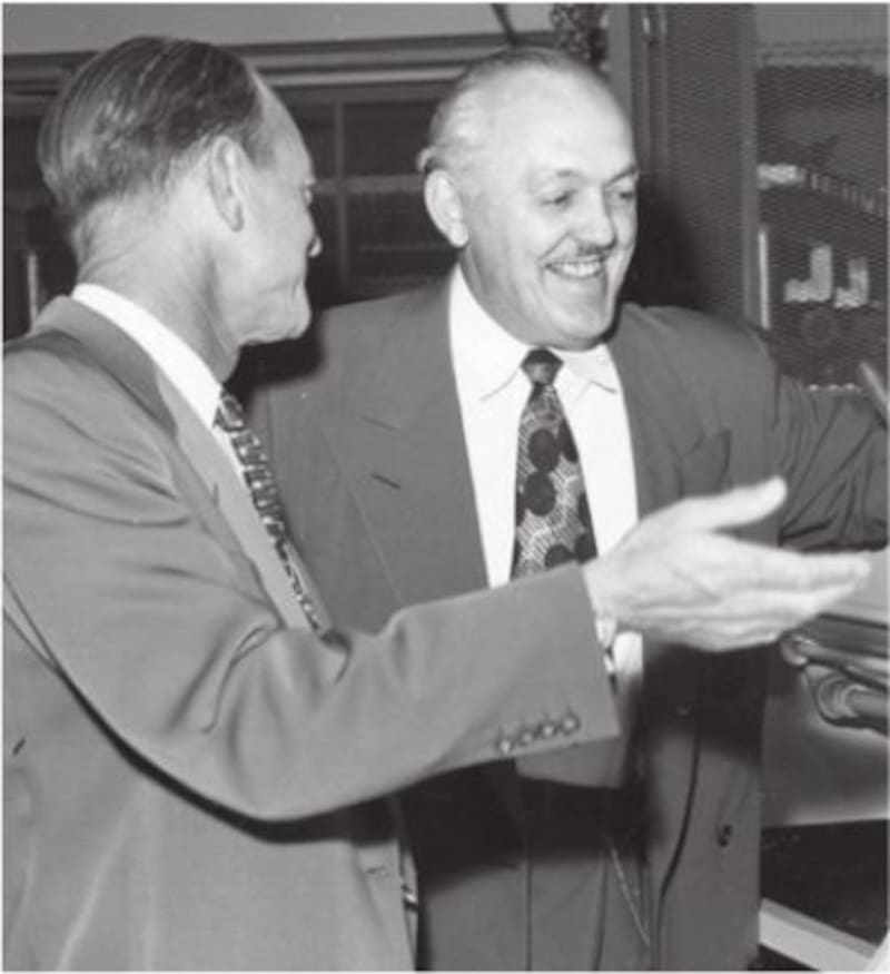 Charles Elmer Doolin (derecha), fundador de The Frito Company e inventor de los Cheetos