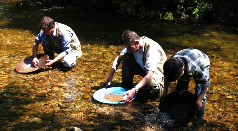 En España, el pueblo de Navelgas conserva una antigua práctica que atrae año tras año a curiosos y aventureros: el bateo de oro en el río. Imagen: archivo.