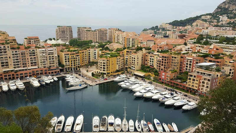 Mónaco tiene que construir sobre el mar por falta de espacio. Foto: Pexels.